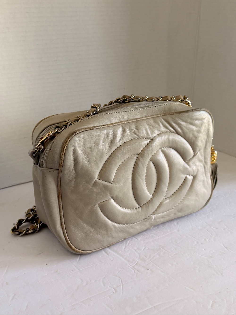 CHANEL Quilted Shoulder Bag in Pearl White with Gold Hardware - Picture 3 of 11